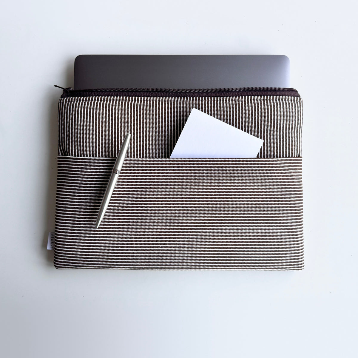 Laptoptasche braun/weiß fein gestreift mit Außenfach, handgemacht