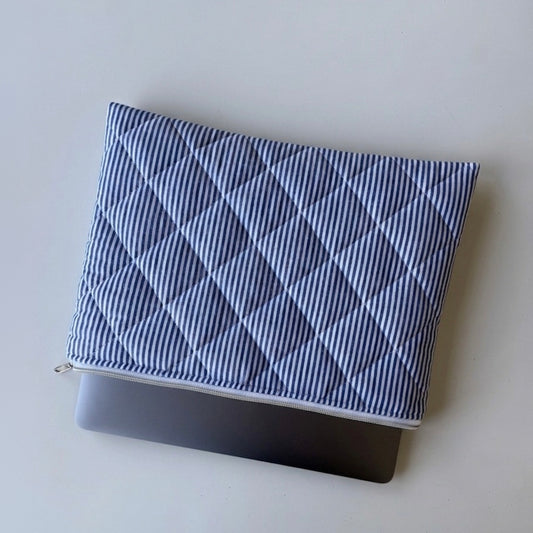 Gesteppte Laptoptasche dunkelblau gestreift, handgemacht