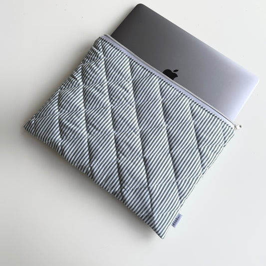Gesteppte Laptoptasche grün gestreift, handgemacht