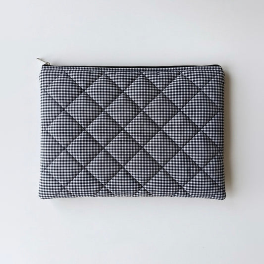 Gesteppte Laptoptasche kariert schwarz-weiß mit Reißverschluss, handgemacht