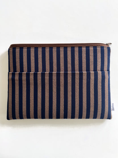 Laptophülle mit Reißverschluss und Außenfach, navy/braun gestreift