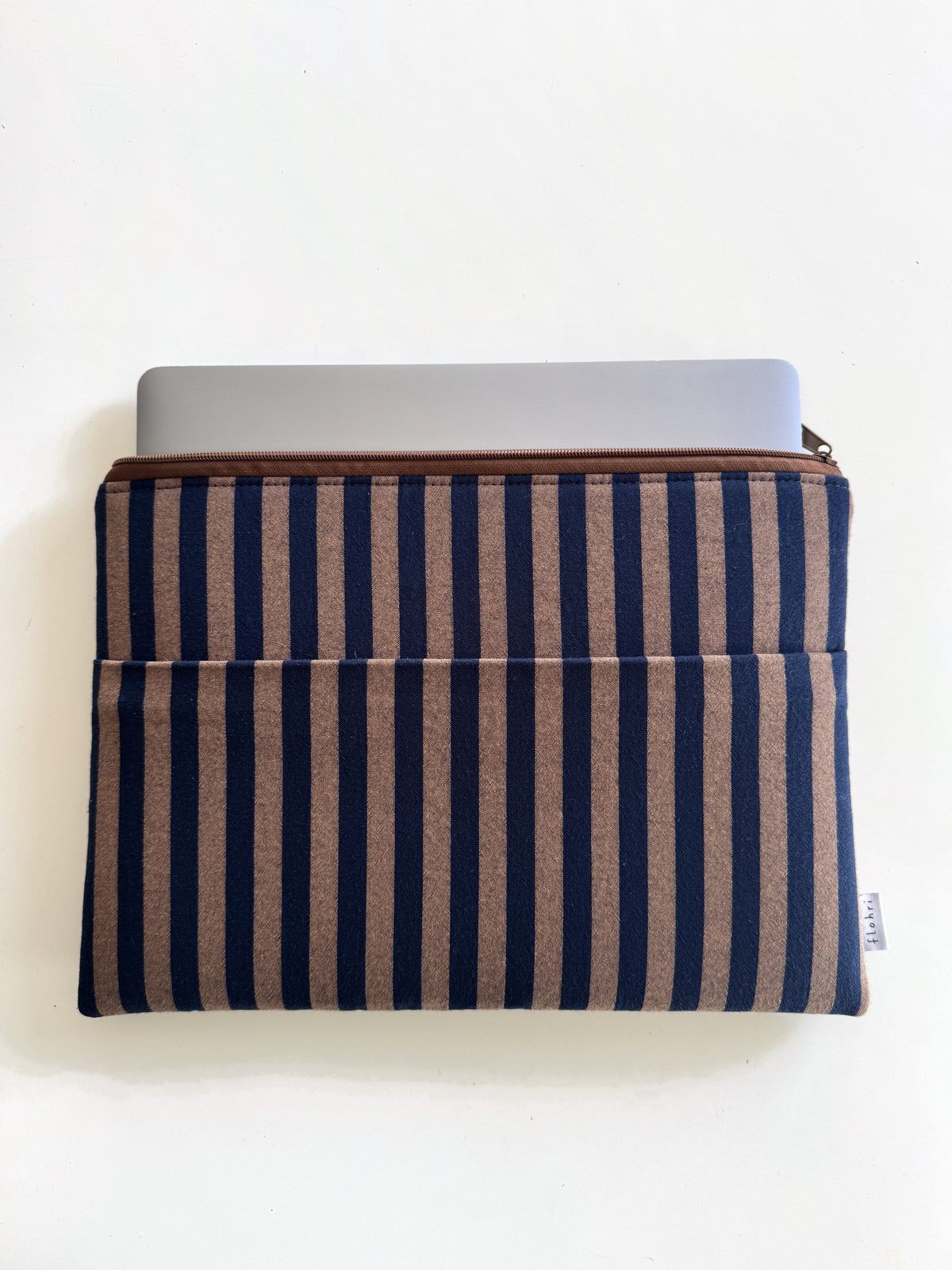 MacBook in gestreifter Laptoptasche aus Stoff, gepolstert
