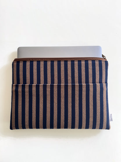 MacBook in gestreifter Laptoptasche aus Stoff, gepolstert