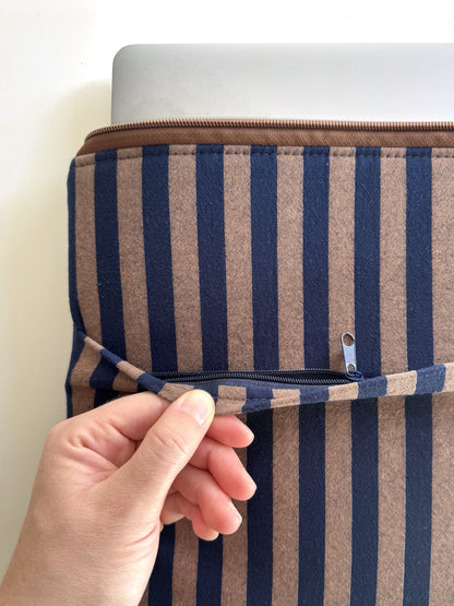 Außenfach mit Reißverschluss an der gestreiften Laptoptasche