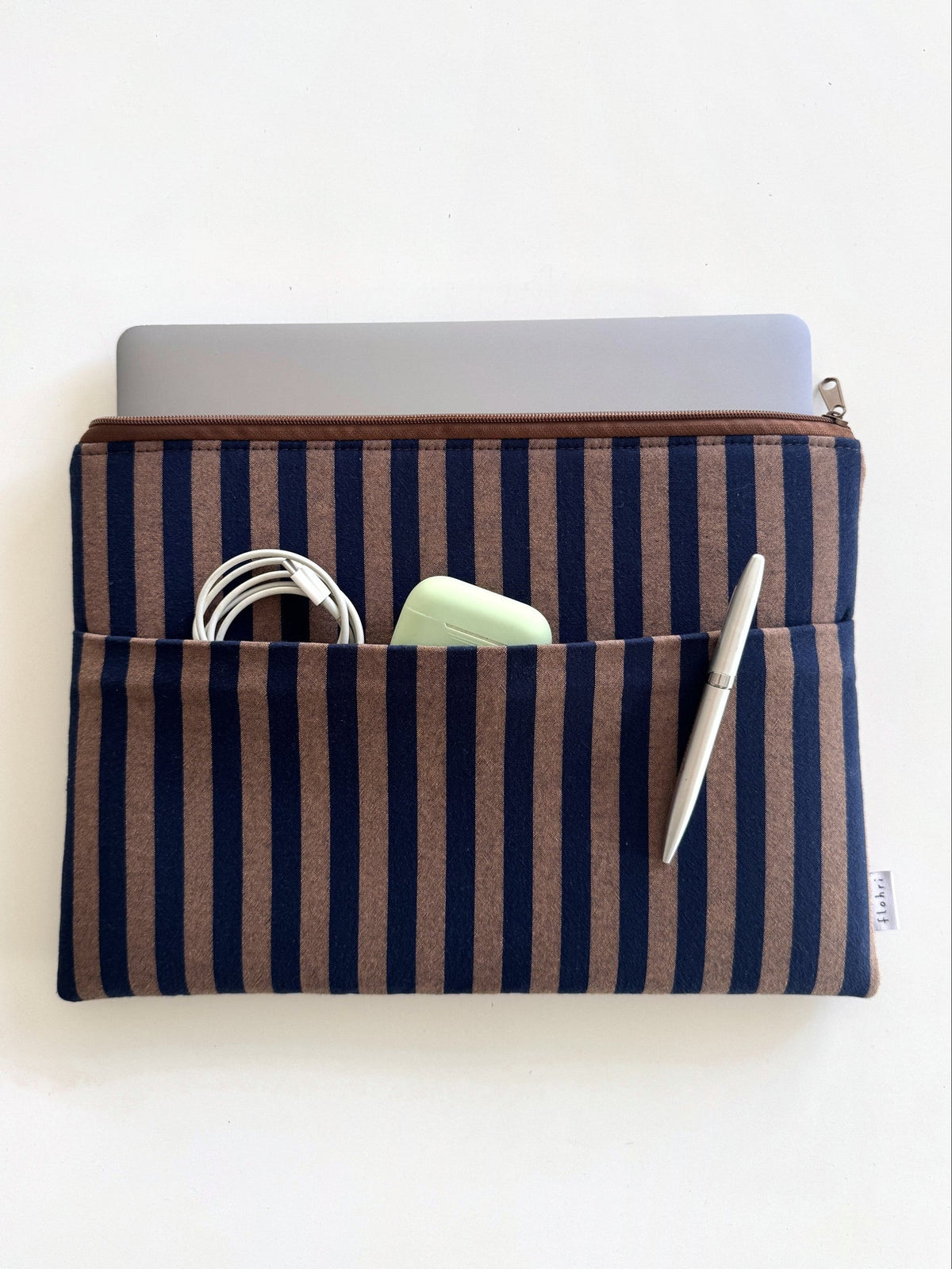 Laptophülle mit Außenfach für Ladekabel, AirPods und Stift