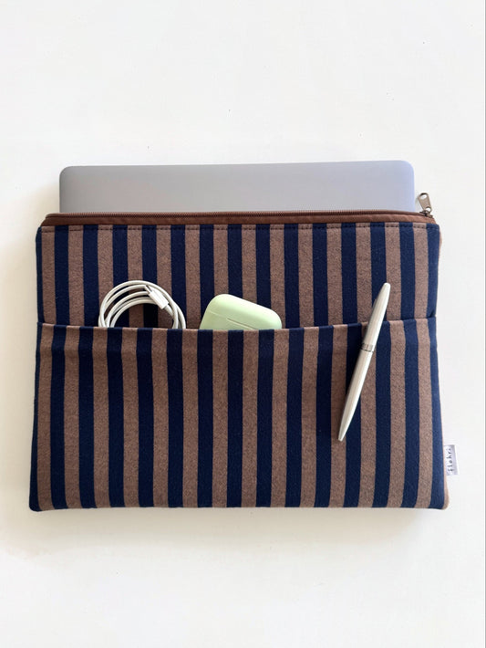 Laptophülle mit Außenfach für Ladekabel, AirPods und Stift