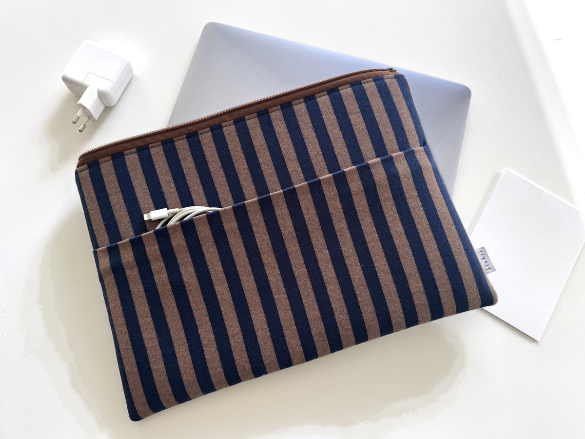 Gestreifte Laptoptasche 13 Zoll mit Ladegerät und MacBook, Geschenkidee zu Weihnachten