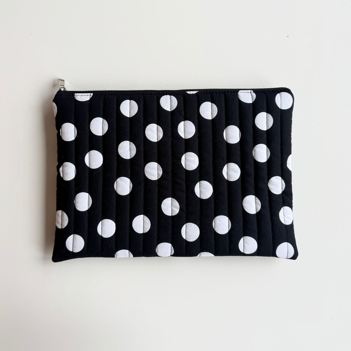 Gesteppte Laptoptasche schwarz mit großen weißen Punkten, handgemacht