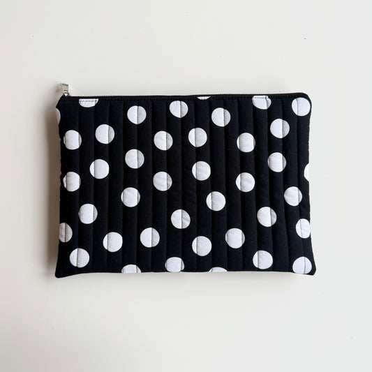 Gesteppte Laptoptasche schwarz mit großen weißen Punkten, handgemacht