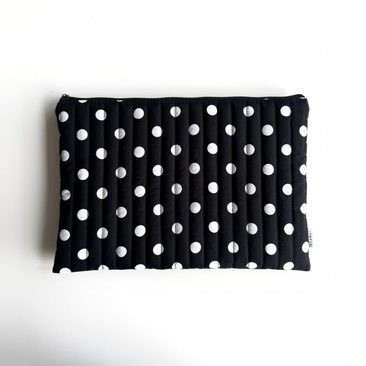 Gesteppte Laptoptasche schwarz mit kleinen weißen Punkten, handgemacht