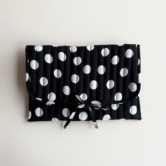 Gesteppte Laptoptasche gepunktet mit Schleife, große Punkte, handgemacht