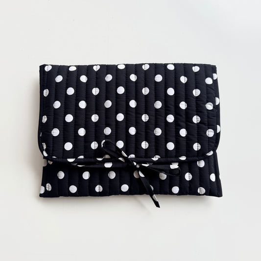 Gesteppte Laptoptasche gepunktet mit Schleife, kleine Punkte, handgemacht