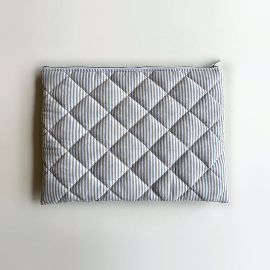 Gesteppte Laptoptasche sandfarben gestreift, handgemacht