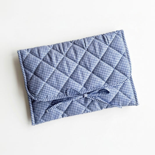 Gesteppte Laptoptasche Vichy-Karo blau-weiß mit Schleife, handgemacht