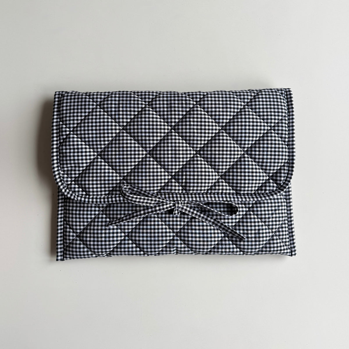 Gesteppte Laptoptasche im schwarz-weißen Vichy-Karo mit Schleife, handgemacht