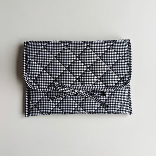 Gesteppte Laptoptasche Vichy-Karo schwarz-weiß mit Schleife, handgemacht